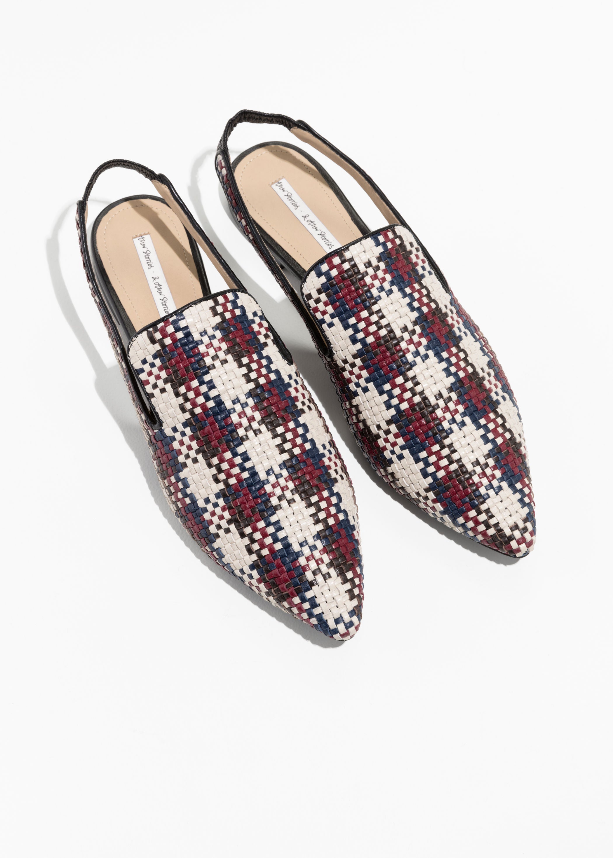 Estos mules trenzados con estampado de &Other Stories son los típicos zapatos que te compras... ¡y no te quitas! Precio: 89 euros.