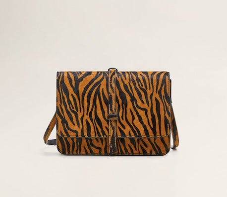 Bolso de piel ‘animal print’: 59,99 euros en Mango.
