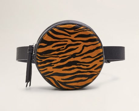 Riñonera con cinturón animal print: 29,99 euros en Mango.