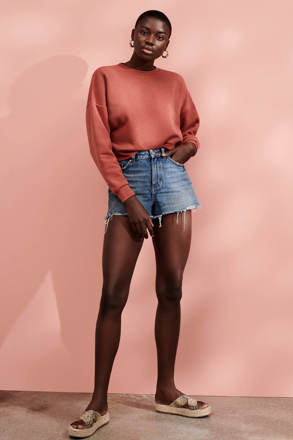 Sudadera y shorts vaqueros rasgados: 6 y 13 euros respectivamente. Todo de Primark.