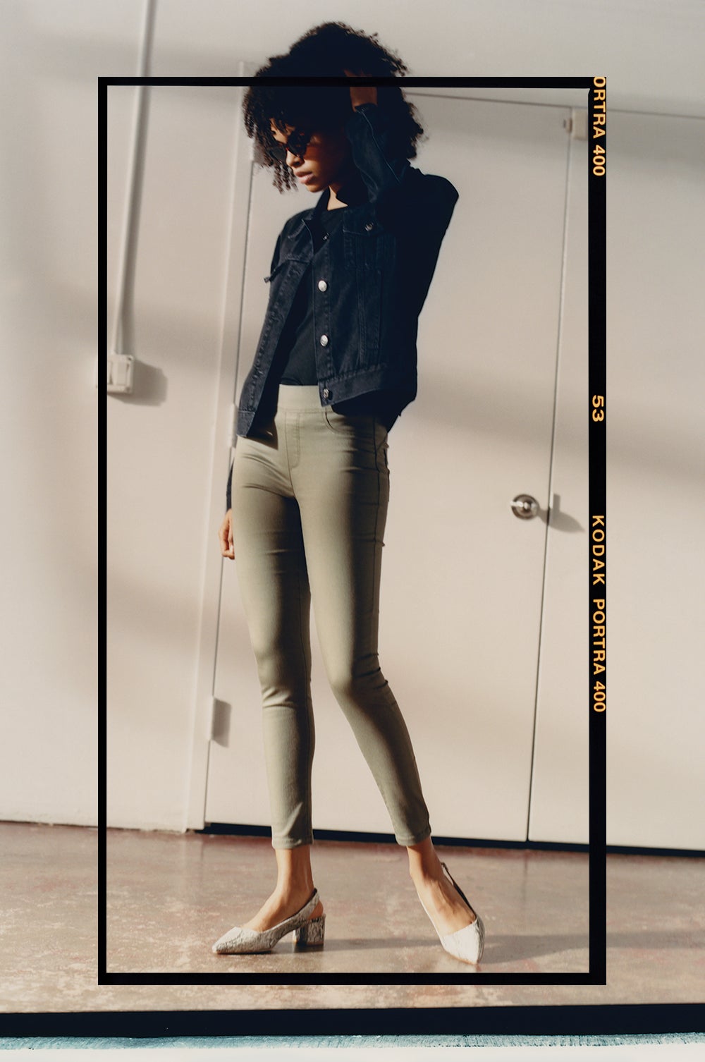 Leggings vaqueros color caqui: 7 euros en Primark.