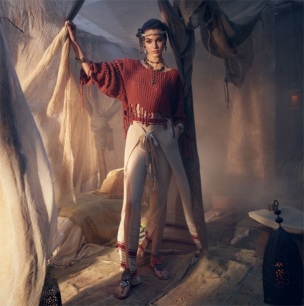 El crochet volverá a ser tendencia y nos parece ideal combinarlo como nos propone ZAra: con este pantalón con falda. Si añades alguna joya más el look será lo más.