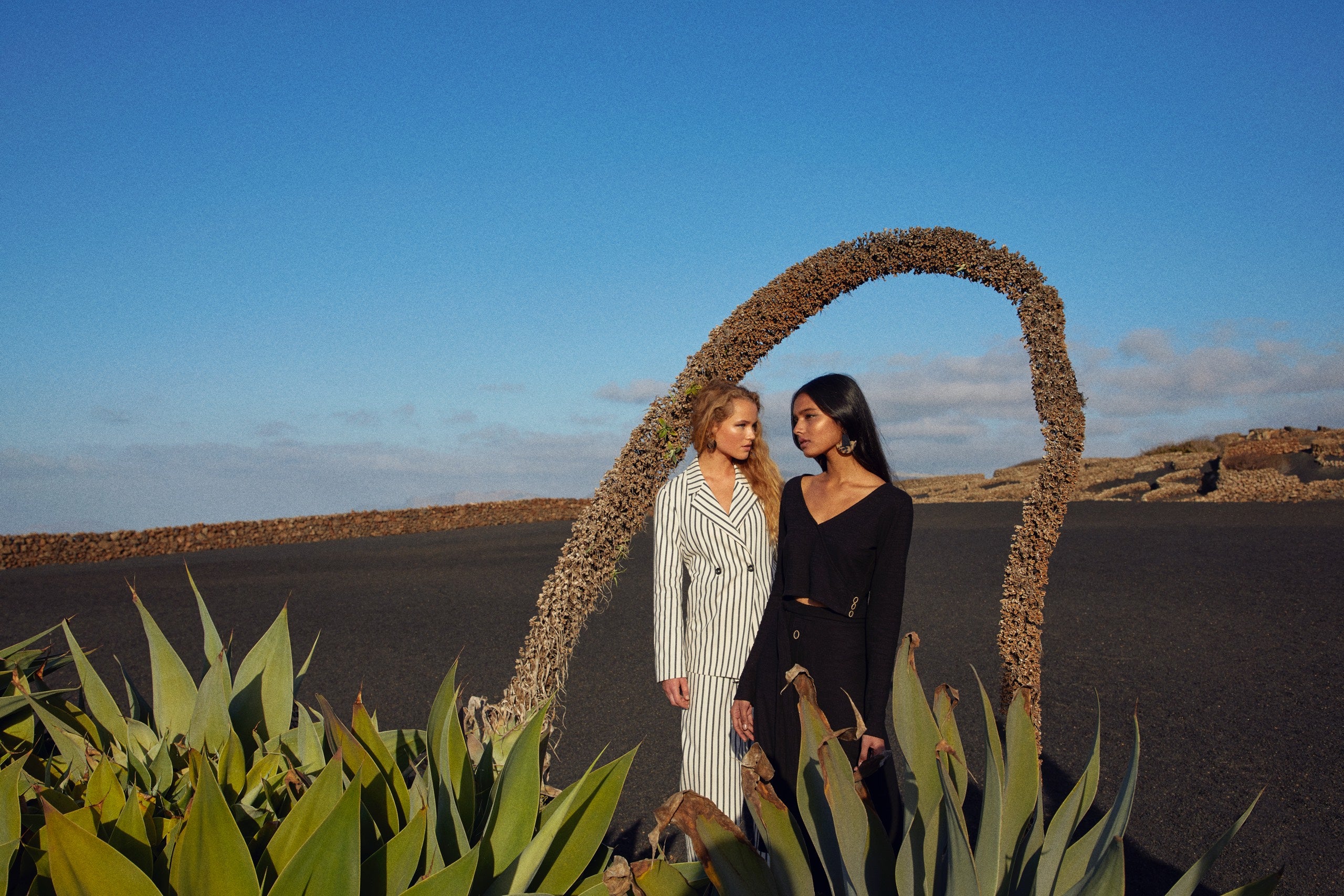 ¿Pueden ser más elegantes estos dos looks? La blazer de rayas y el pantalón, 25,99 euros y 17,99 euros respectivamente. La camiseta cropped y la falda midi a juego 12 y 15 euros, respectivamente. Todo de Lefties.