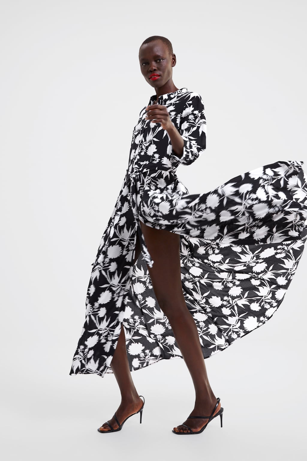 Vestido largo con estampado floral de Zara: 39,95 euros.