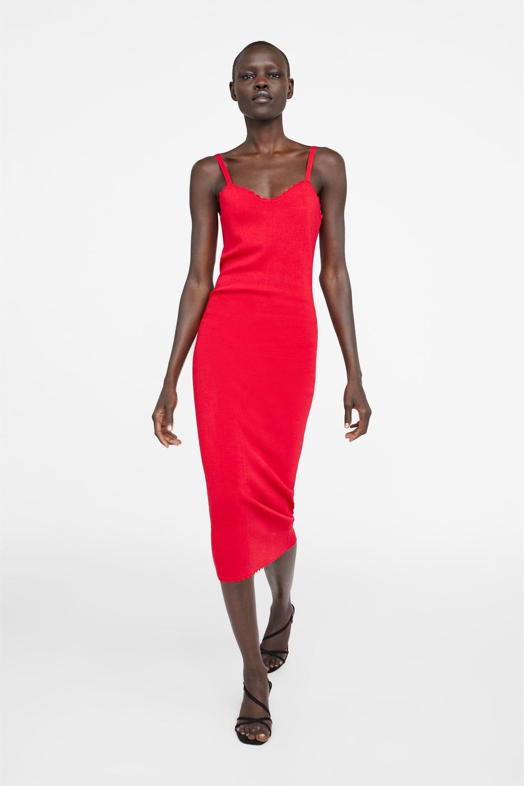 Vestido de tubo en color rojo de tirantes: 29,95 euros.