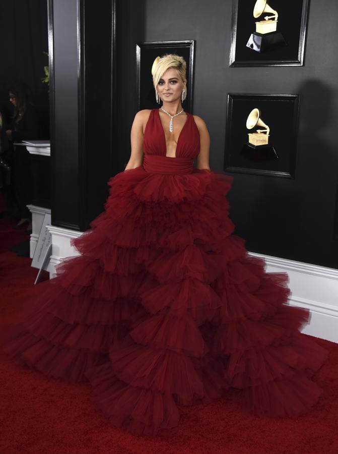 Bebé Rexha, con un vestido escotadísimo y con maxi falda de tul de Monsoori en los Grammy 2019.