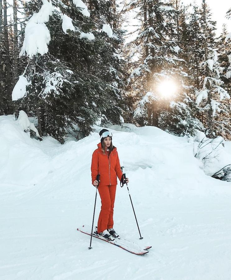 Dulceida disfrutó de unos días en la nieve durante su viaje a Canadá donde la vimos con un look 'total red' otro de los colores protagonistas de la temporada.