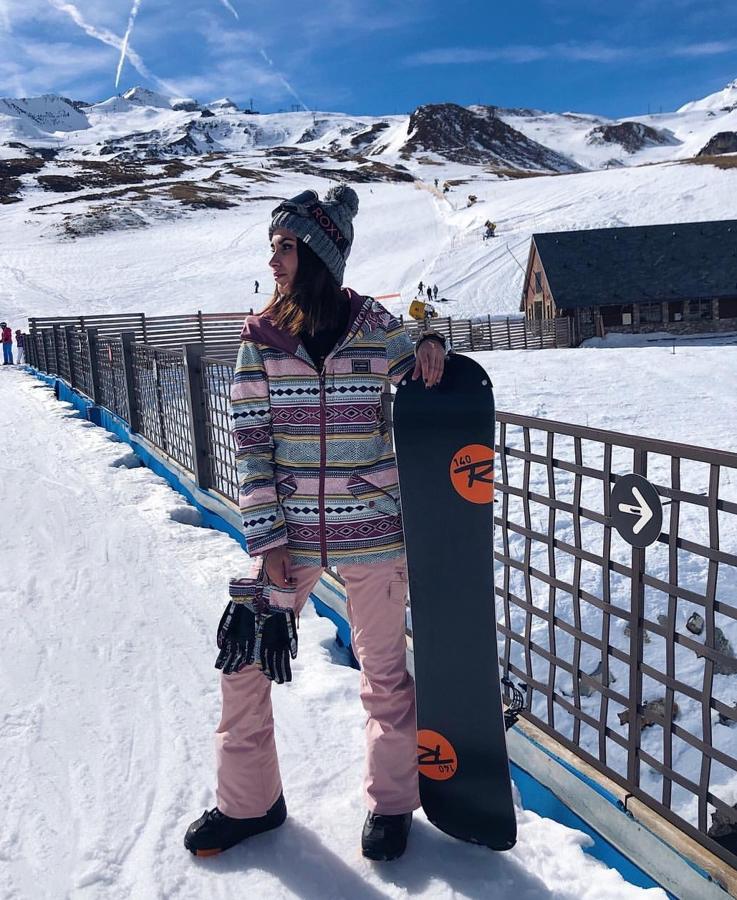 Mery Turiel ha aprovechado la semana para pasar unos días en la nieve, concretamente en Formigal. Ella se decantó por un conjunto de chaqueta y pantalón en tonos rosas de Billabong.