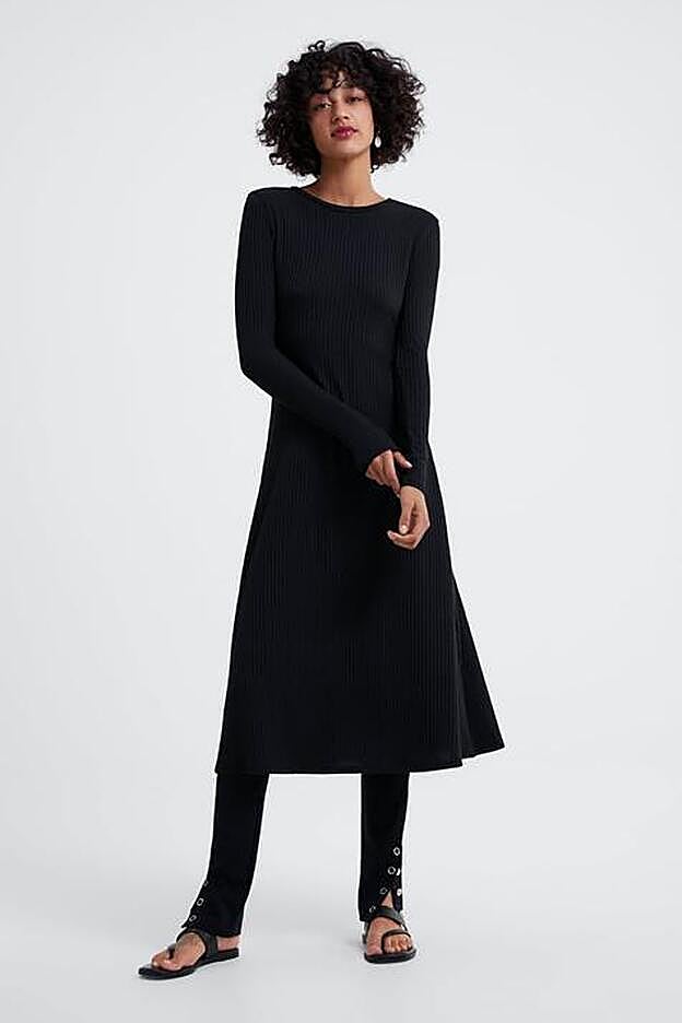 El mismo modelo, en negro.