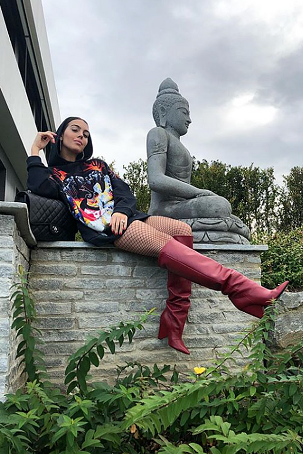 Uno de los pocos excesos de Georgina Rodríguez: con medias de rejlla.