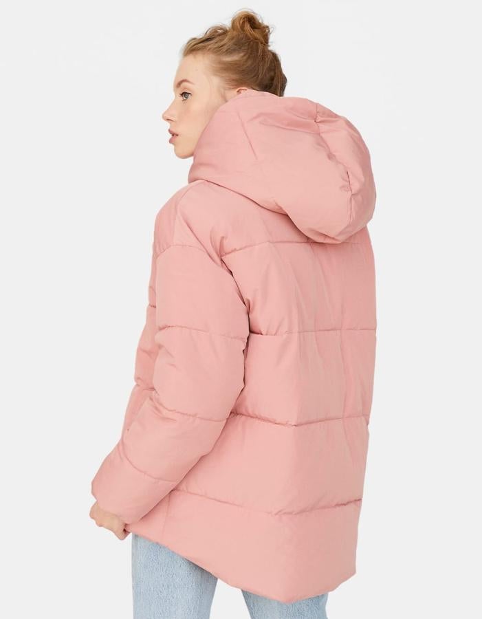 Cazadora acolchada de estilo 'oversize' (35,99 euros).