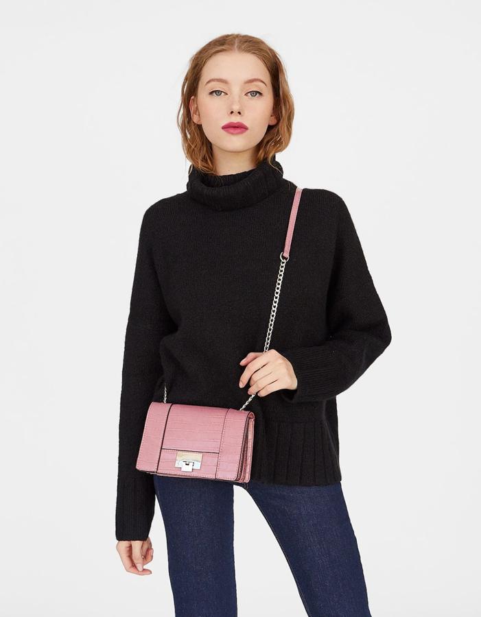 Mini bandolera con efecto cocodrilo y cierre y cadena metálica (15,99 euros).