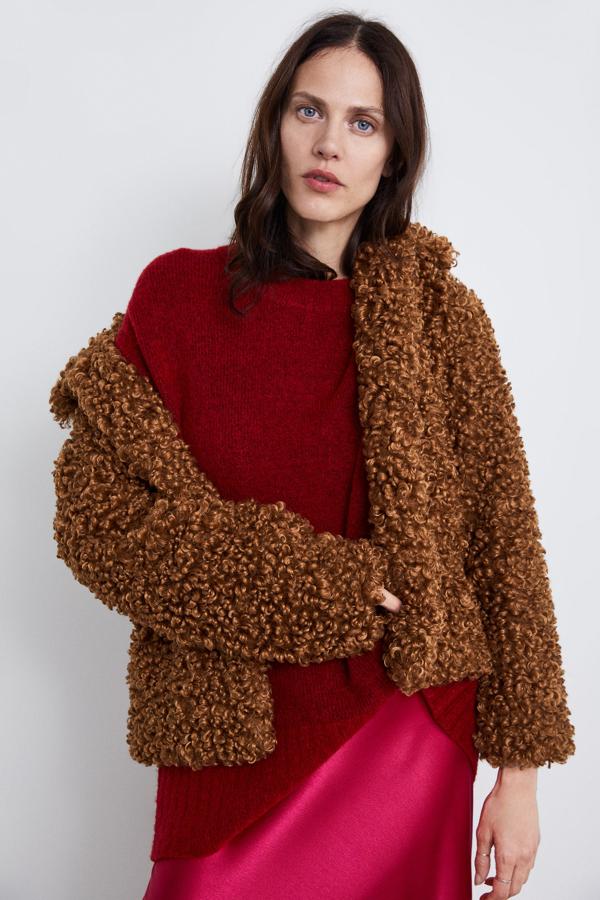 Esta chaqueta de pelo en color cámel será tu gran aliada para los looks de invierno más sofisticados, y está rebajada a mitad de precio en Zara: de 59.95 a 29.99 euros.