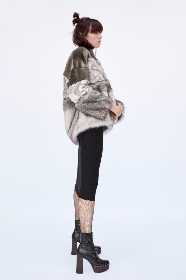 Este abrigo corto de pelo en tres colores no recordamos ni verlo en temporada, porque estamos seguras de que lo hubiéramos comprado por los 69.95 euros que marca el precio orginal. Eso sí, mucho mejor llevárnoslo en las últimas rebajas de Zara por 29.99 euros...