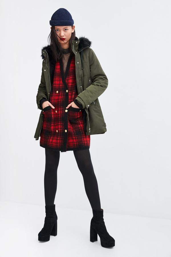 Esta parka en verde botella con capucha será tu mejor compañera del día a día cuando las temperaturas sean más frías. Y con una rebaja imponente en Zara: pasa de 79.95 a 19.99 euros.