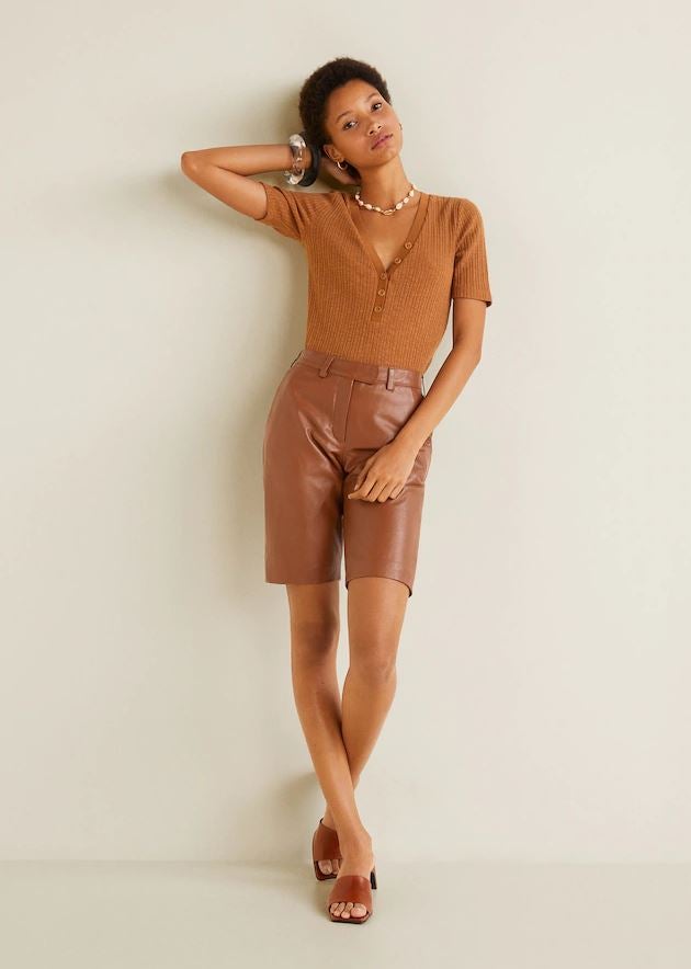 Estas bermudas en cuero aún no están disponibles, pero Mango las está anunciando a bombo y platillo en se web. Son 'noventeras' a más no poder, y van a costar 99 euros...