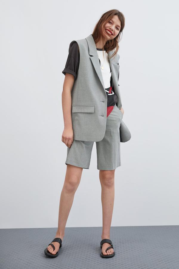 Y en versión traje (25.95 euros) con maxi chaleco como parte de las propuestas 'working girl' de Zara para esta primavera.