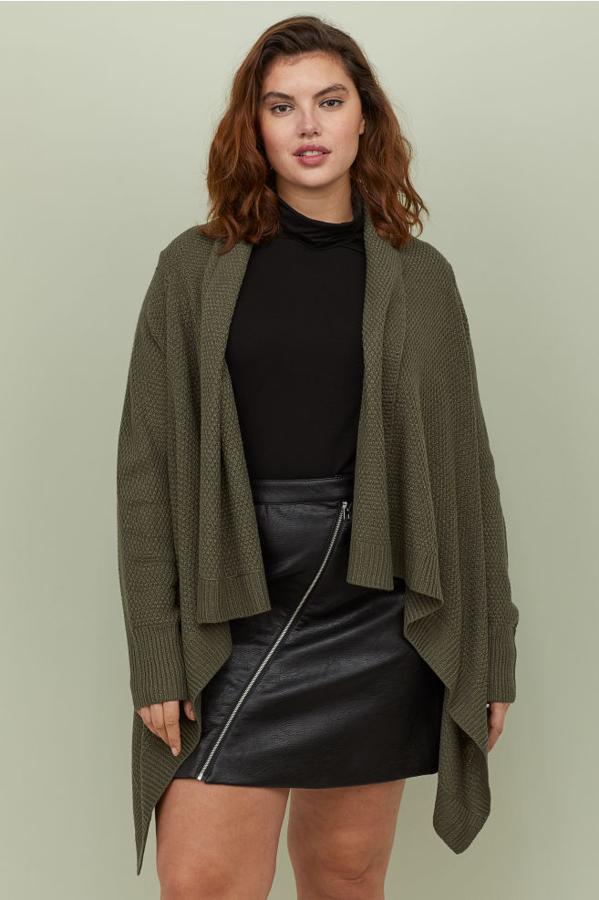 Cardigan de punto en color caqui, 29,99 euros.