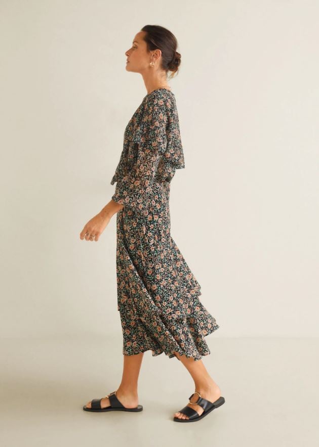 En Mango, los volantes decoran tanto la blusa (39.99 euros) como la falda midi (49.99 euros) de este conjunto 'boho' con estampado de flores Liberty.