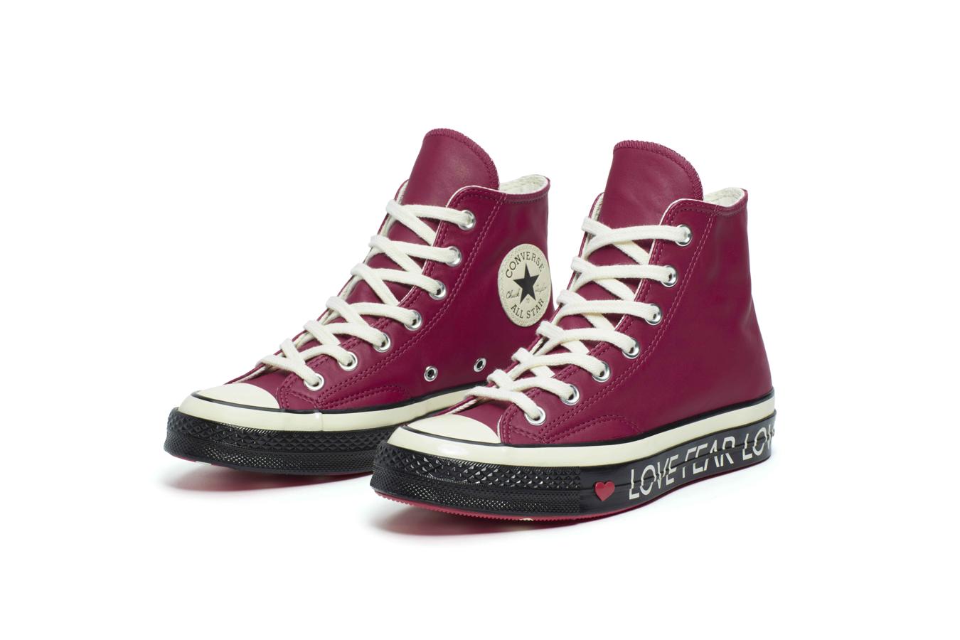 Si no es muy de joyas pero le chiflan las zapatillas, triunfarás con este modelo Chuck 70 de Converse que pertenece a la colección de San Valentín "Love the progress". Son de cuero, con mensaje romántico y un detalle: las suelas son rojas con dibujos de corazones en blanco.