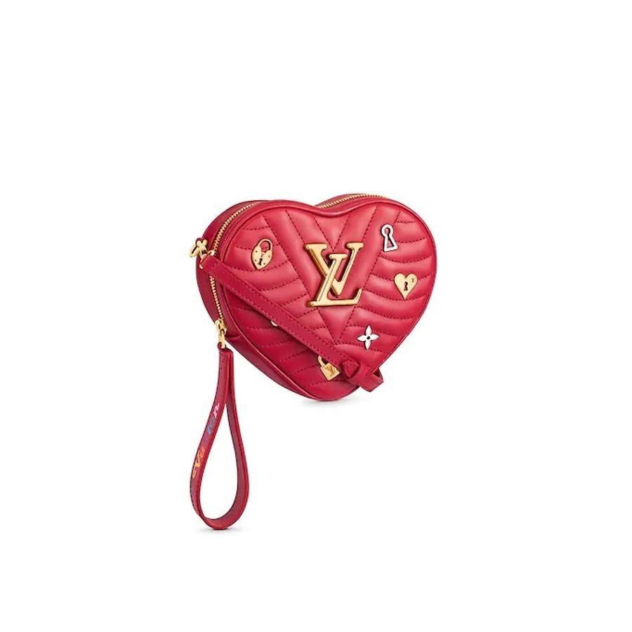 Para las más "fashion", Louis Vuitton también tiene una colección pensada para San Valentín. Este es el bolso New Wave, con forma de corazón. Su precio está alrededor de los 1,280 euros.