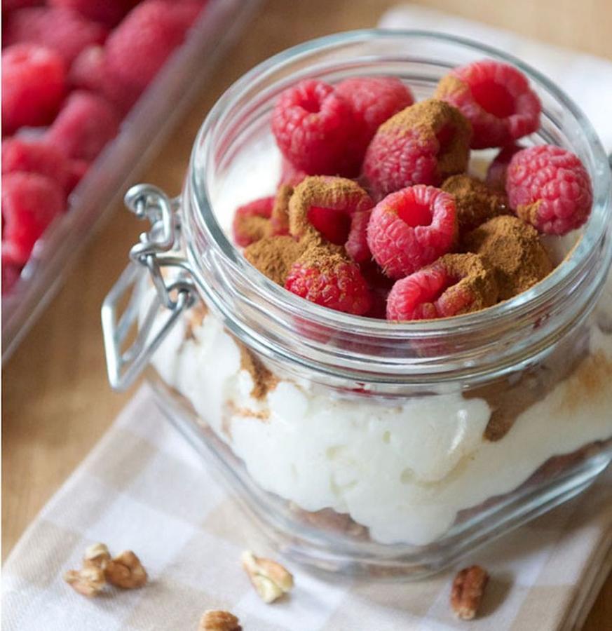 1/4 taza de almendras1/4 taza de nueces3/4 taza de queso cottage1/2 taza de frambuesas (o la baya que prefieras)Pizca de canelaSolamente debes combinar todos los ingredientes en un Bowl, como en la foto y ¡listo!