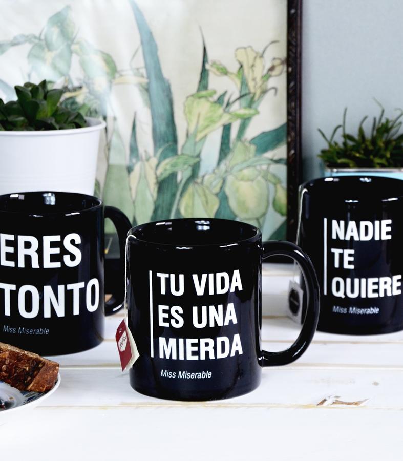 A buen entendedor, pocas palabras bastan. No hay nada más que añadir. Tazas de Miss Miserable, de venta en el Corte Inglés, (12,95 euros).