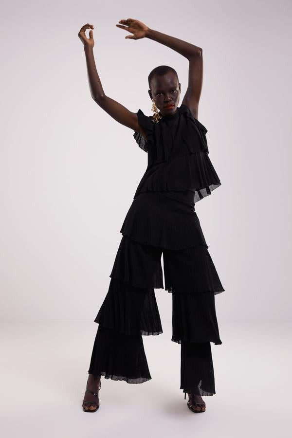 Las más atrevidas pueden apostar por este conjunto de top y pantalón coordinados con volantes plisados de Zara.