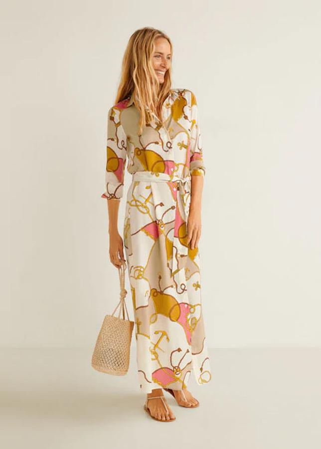 Vestido camisero con diseño acampanado, estampado de cadenas y puños abotonados, 49,99 euros.