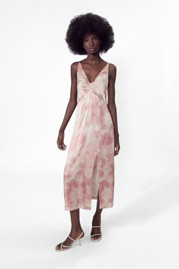Vestido con diseño tie dye en tonos rosas, escote en pico, detalle de nudo y abertura en el bajo, 29,95 euros.