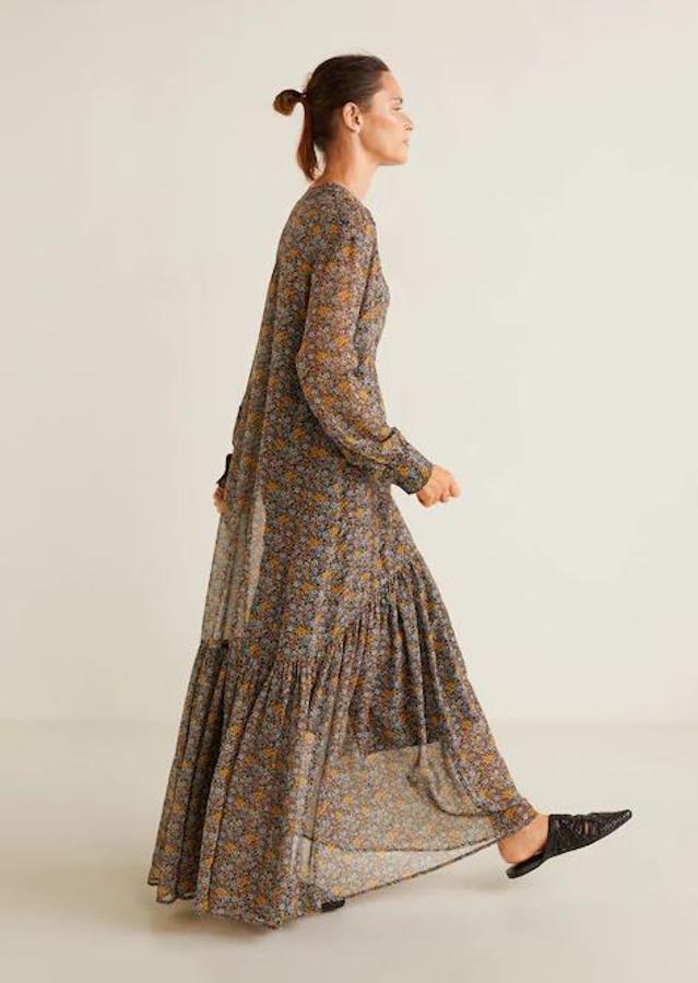 Este maxi vestido boho con estampado de flores y volante XXL en el bajo se ha convertido en uno de nuestros favoritos del entretiempo. Es de Mango, y cuesta 59.99 euros.