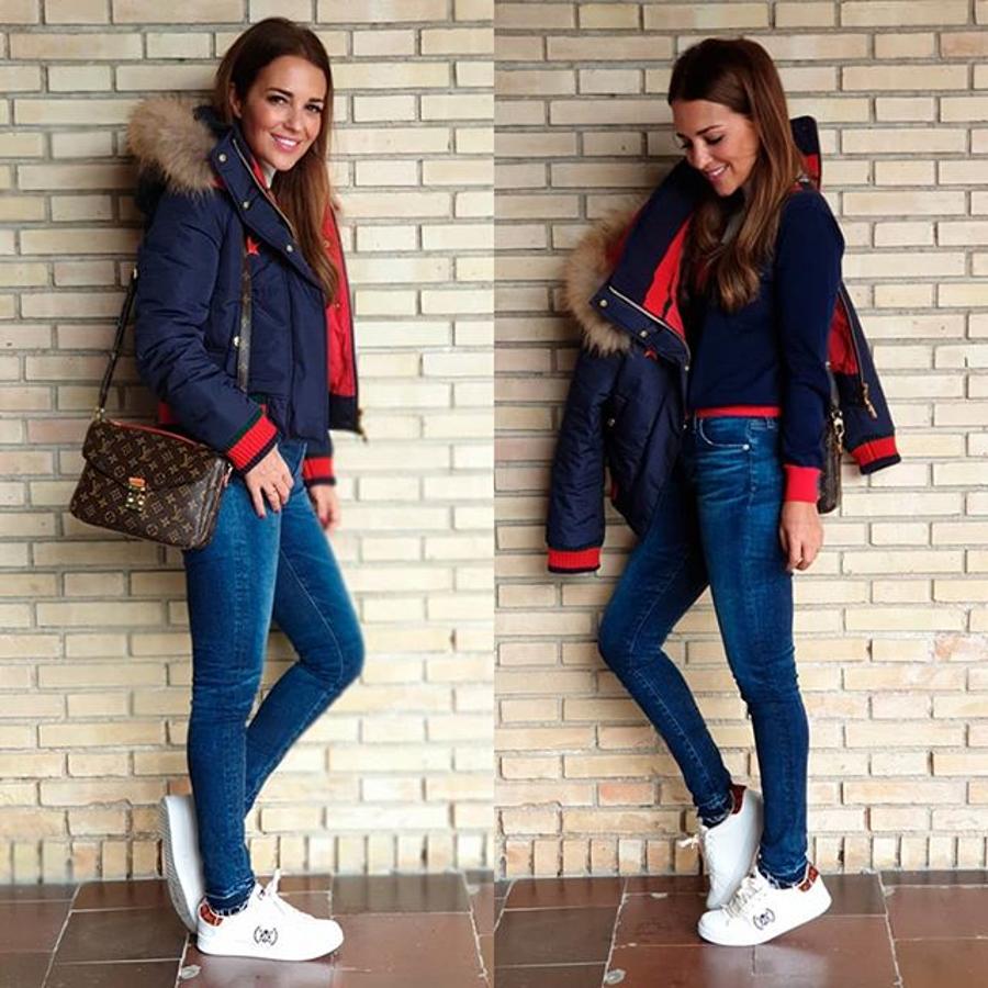 La combinación más fácil de copiar: cazadora, vaqueros pitillo y zapatillas blancas, en este caso de Xyon Revolution.