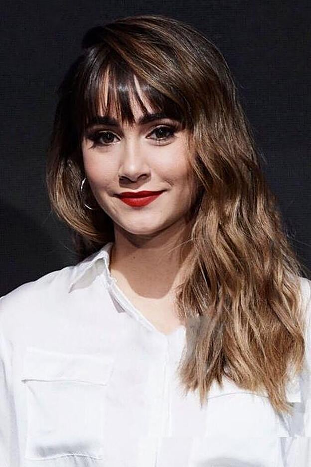 Aitaña Ocaña añade ondas a su pelo cuando quiere simular mas volumen.