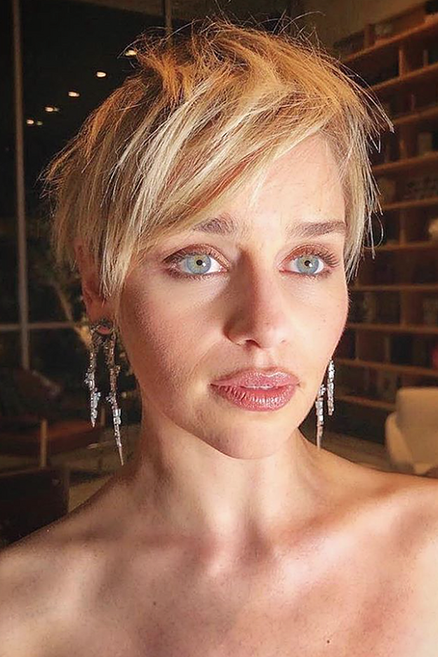Emilia Clarke ha optado por un pixie que juega con un volumen delantero.