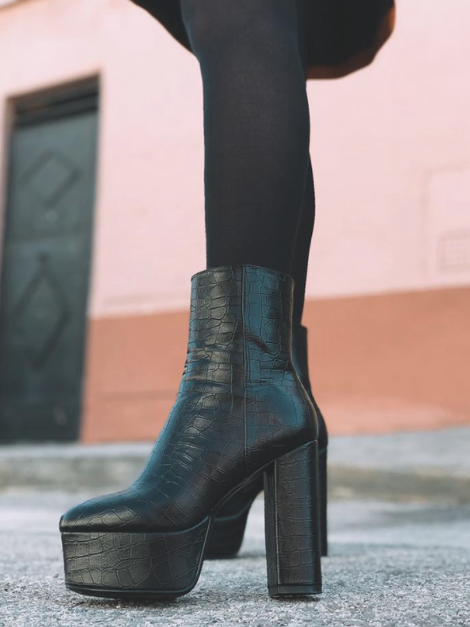 Fantástico botín alto de tacón, con plataforma y estampado en textil de serpiente (78 euros). La plataforma tiene una altura de 4,6 centímetros y el tacón de 13 centímentros.