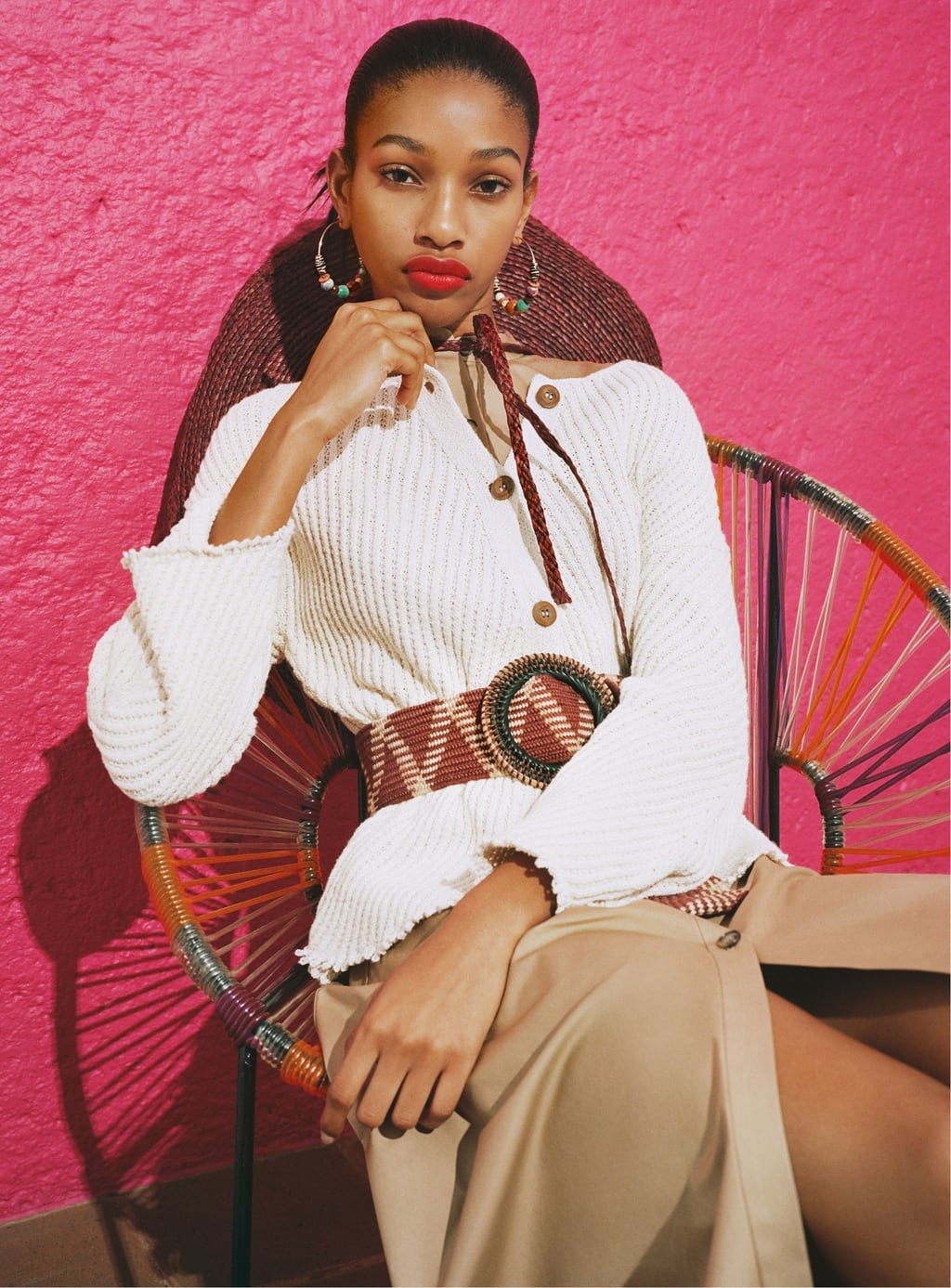 Chaqueta estructurada: 22,95 euros, pendientes multicolor de Zara: 9,95 euros y cinturón trenzado de Zara: 17,95 euros.