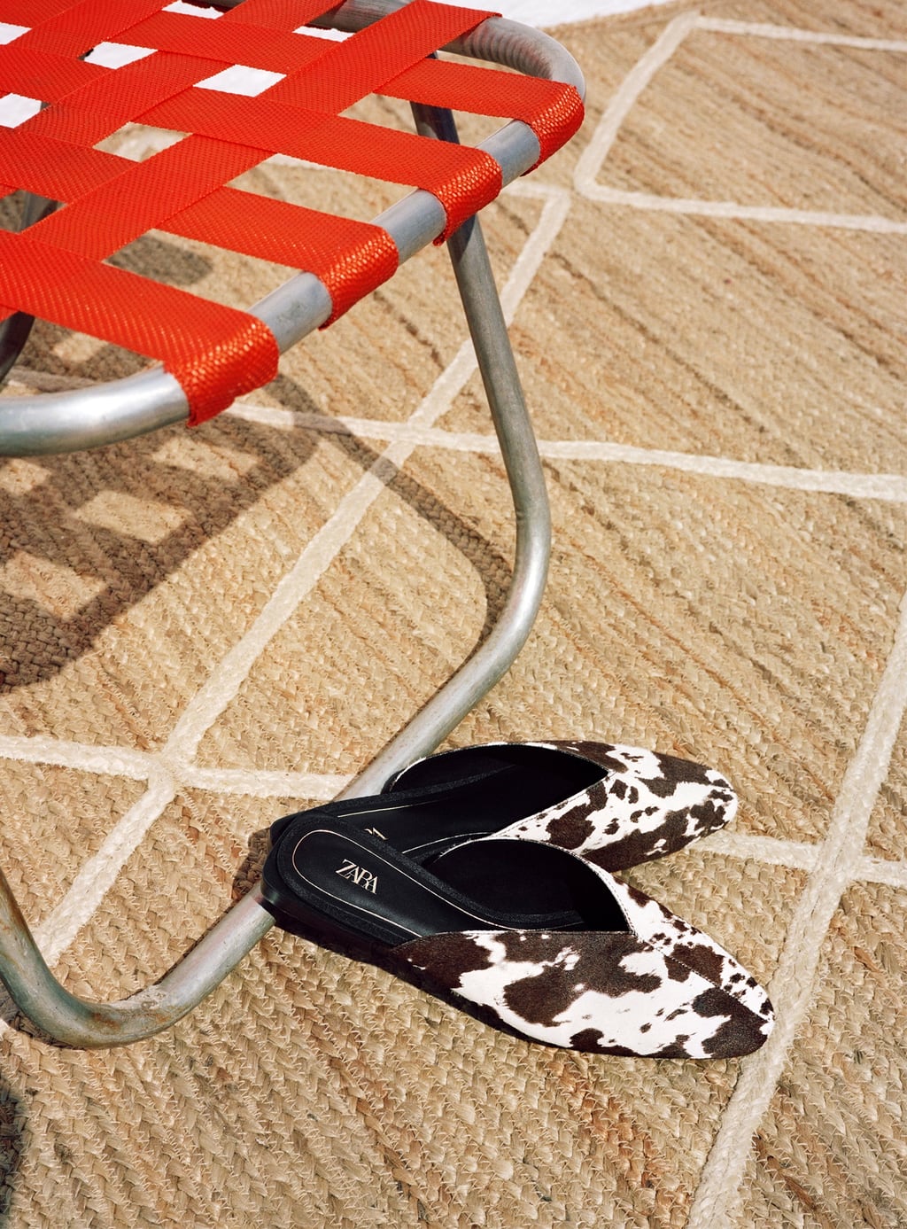 Mule de piel con estampado animal de Zara: 35,95 euros.