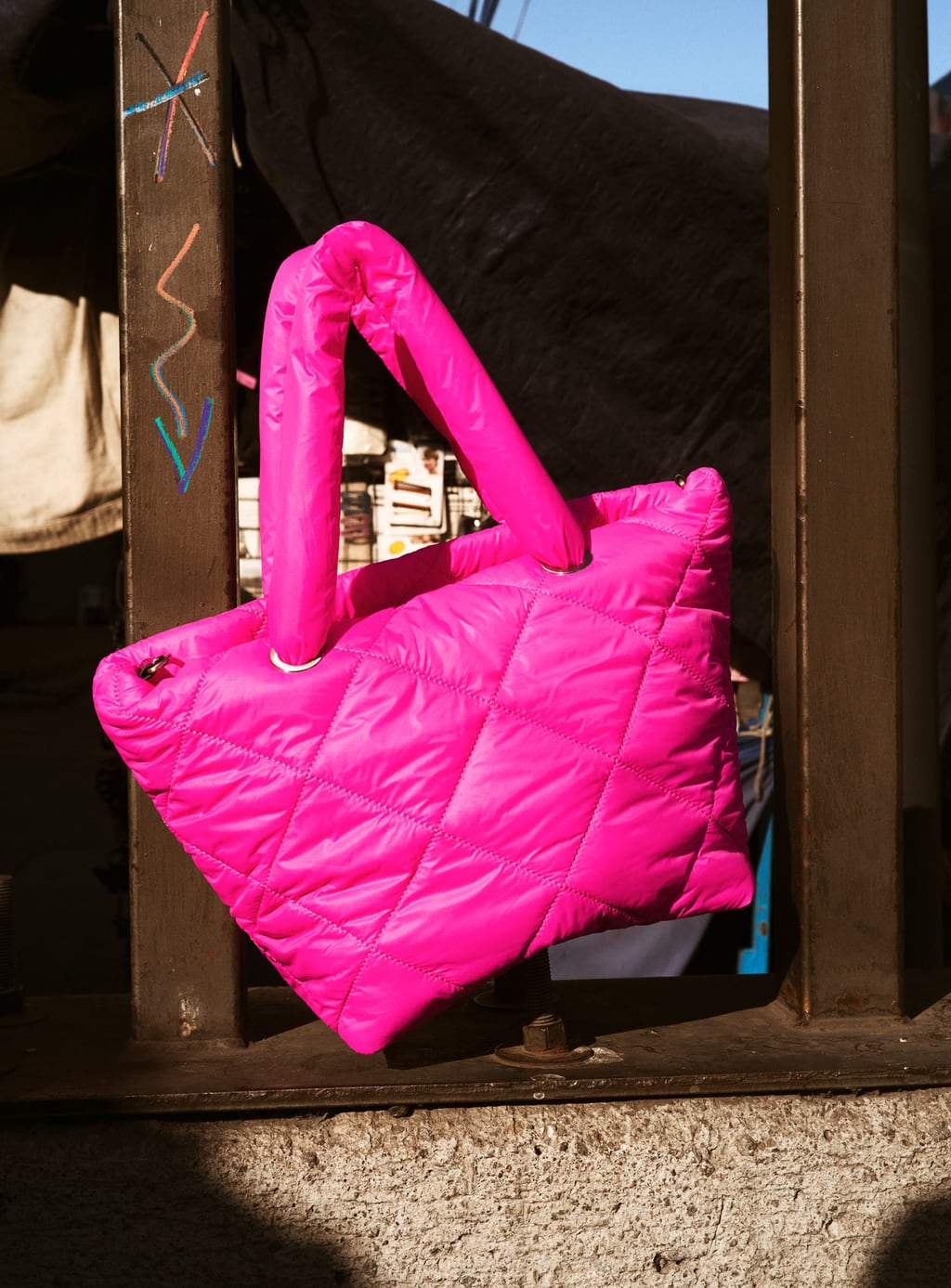 Bolso acolchado en color fucsia flúor: 29,95 euros en Zara.