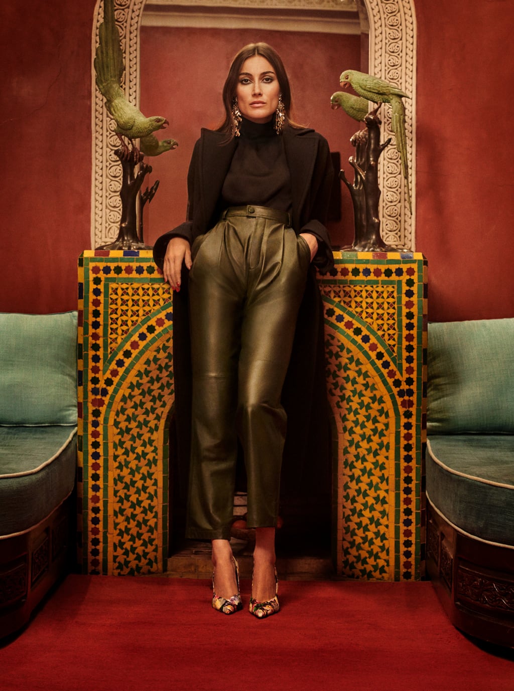 Este total look de Zara es perfecto para cualquier evento, pero sin duda nos parece lo más para ir a la oficina. El abrigo cuesta 129 euros, la blusa con manga abollonada 59,95 euros, los pantalones  de piel 149 euros y los zapatos de salón 69,95 euros.