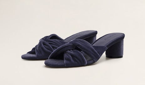 Sandalia de terciopelo con nudo de Mango: 9,99 euros.