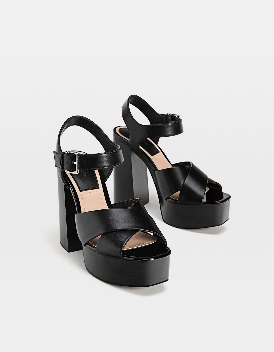 Sandalias tacón en color negras con hebilla y plataforma: 35,99 euros en Stradivarius.