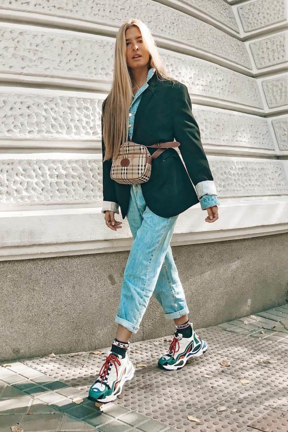 La influencer española es una fanática de este complemento y aquí nos enseña dos tendencias a las que decimos sí: mono largo con blazer, y blazer con riñonera. Todo su look nos parece perfecto para ir de compras o quedar con amigos. Ella sí que sabe.