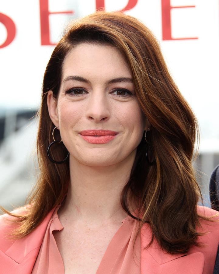 La actriz Anne Hathaway ya ha probado todas las tonalidades de castaño, incluída esta en su versión más cobriza.