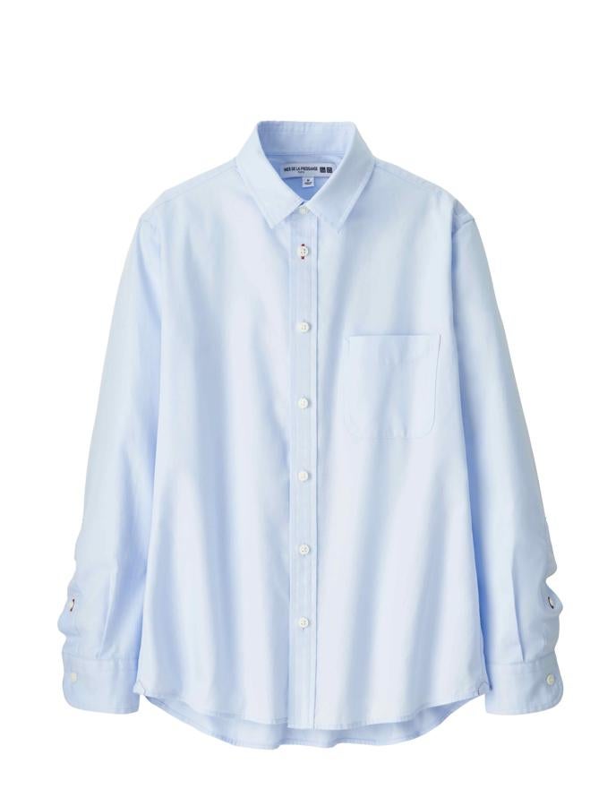 El chic francés se construye gracias a básicos bien combinados y una camisa azul como esta no puede faltar en tu fondo de armrio primaveral.