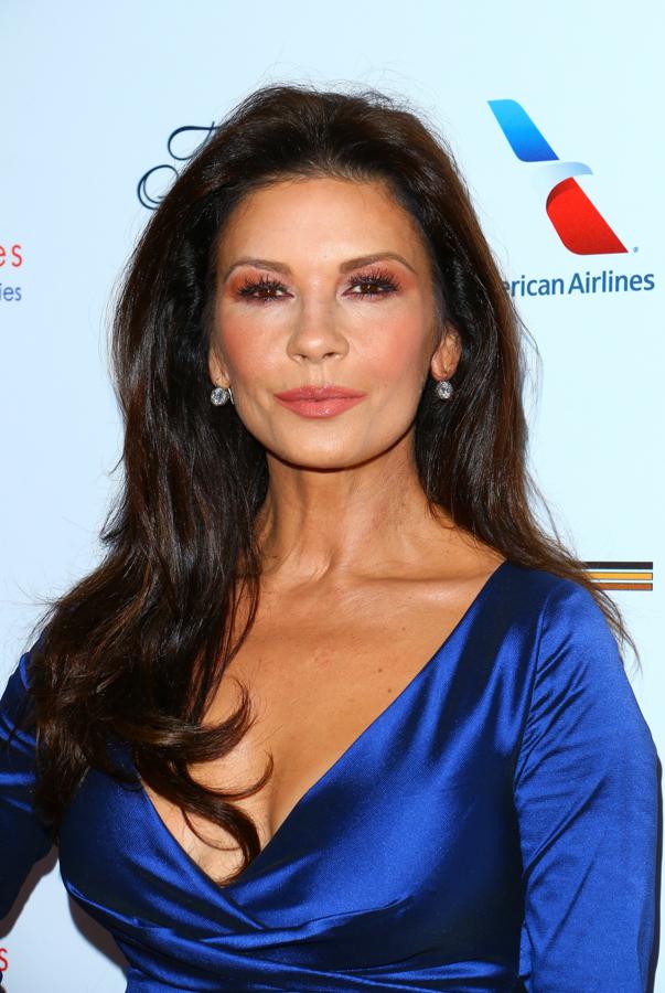 Catherine Zeta Jones apenas ha cambiado su tonalidad de castaño oscuro y tampoco se ha separado de su larga melena con volumen ¡Un clásico que nunca falla!