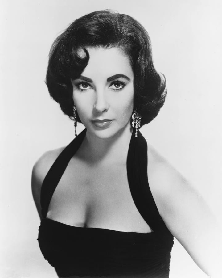 Elizabeth Taylor es otra de las leyendas del cine y de los iconos de belleza que hemos querido rescatar en nuestra lista de morenas con estilo. Su mix de pelo castaño en contraste con sus ojos verdes aún siguen siendo un referente beauty.