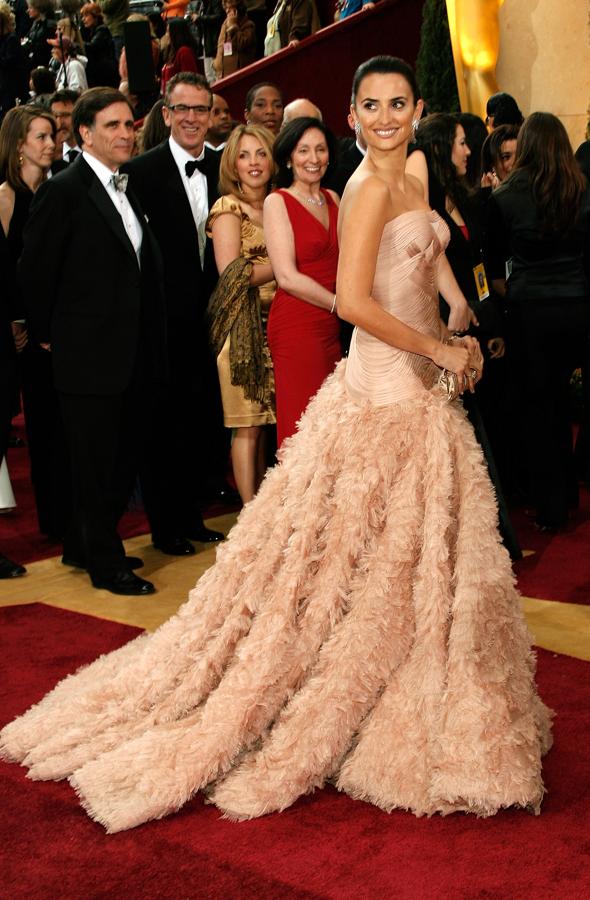 2007 fue el año de la primera nominación de Penélope Cruz a los Oscar, y quizá en el que descubrimos la versión más sofisticada de la actriz española gracias a este imponente vestido de Versace que ya es historia de la alfombra roja.