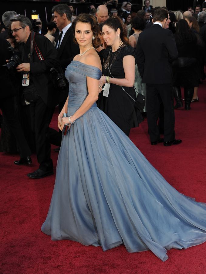 Uno de los mejores looks de la historia de los Premios Oscar es, sin duda, este que lució Penélope Cruz en 2012: su vestido de silueta princesa en azul petróleo con escote palabra de honor Armani Privé era pura elegancia.