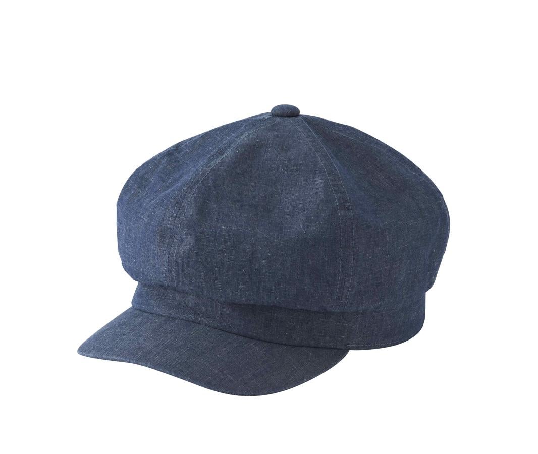 La gorra marinera se ha convertiro en el accesorio estrella de la primavera. Esta está revisada con un toque denim perfecto.