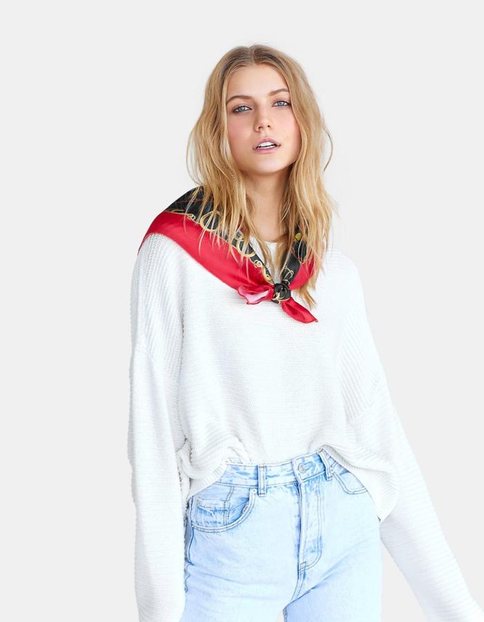 Ya hemos dicho que los pañuelos serán uno de los complementos protagonistas de la primavera, pero es que, además, Stradivarius los incorpora a sus jerseys en su nueva colección. Este cuesta 25.99 euros.